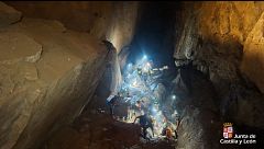 Rescatado un espeleólogo de 32 años tras caer desde siete metros cuando hacía rappel en la cueva de Valporquero, en León