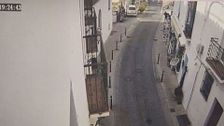 Las cámaras grabaron las imágenes del atropello múltiple a los clientes de una terraza en Frigiliana, Málaga: siete personas heridas