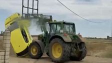 Detienen a un hombre en León por embestir con su tractor a un coche de una empresa de cobro de impagos