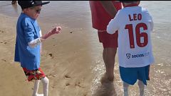 El tratamiento de Leo, el niño con piel de mariposa, funciona: ya puede dar sus primeros pasos en el mar