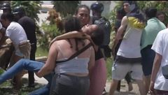 El dolor de una mujer tras recibir la noticia de la muerte de su hijo entre los escombros del doble terremoto de Venezuela