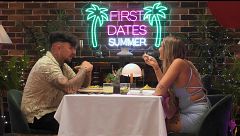 Ainhoa ante la mirada seductora de su cita de ‘First Dates’: “Te mira y te embaraza”