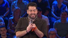 Alonso enseña orgulloso todos los amuletos de la suerte que le acompañan en el concurso