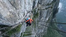 Jesús Calleja, junto a The Grefg, Illo Juan, Sofía Surferss y Lola Lolita se enfrentan a una durísima vía ferrata