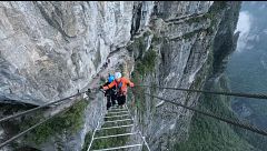Jesús Calleja, junto a The Grefg, Illo Juan, Sofía Surferss y Lola Lolita se enfrentan a una durísima vía ferrata