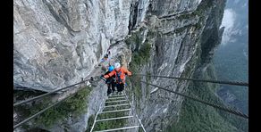 Jesús Calleja, junto a The Grefg, Illo Juan, Sofía Surferss y Lola Lolita se enfrentan a una durísima vía ferrata