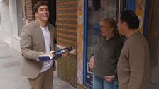 Mina y Pablo le desvelan a Xuso Jones los ingredientes del Chachepó, el dulce típico de Linares