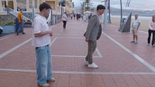 Elías, concursante de 'Lo sabe, no lo sabe', y Xuso Jones imitan el 'moonwalk' de Michael Jackson