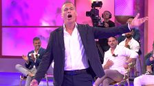 Carlos Lozano da la bienvenida a plató a Anabel Pantoja y Ana Santiago, las 'Consejeras del amor', y presenta las gradas de solteros