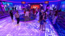 El primer baile de 'Amor… ¡O lo que surja!' propicia los primeros acercamientos entre los solteros