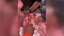 Rescatan con vida a un bebé de apenas 18 días de entre los escombros de un edificio sepultado en Venezuela