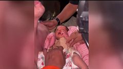 Rescatan con vida a un bebé de apenas 18 días de entre los escombros de un edificio sepultado en Venezuela