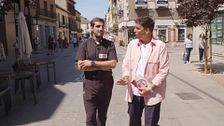 Xuso Jones, convencido con la idea de Samuel, primer sacerdote en concursar en 'Lo sabe, no lo sabe', para realizar un programa especial