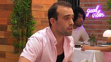 Genis desata la risa de la pareja de la mesa de al lado: "Es una red flag"