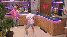 Genis le demuestra a Carlos Sobera su movimiento de "Tiburón" en 'First Dates Summer: "Las chicas me graban y en la intimidad..."