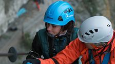 Lola Lolita vence a sus miedos subiendo la escalera más alta del mundo suspendida en el aire