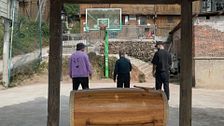 Illo Juan y su amigo 'Spok' ensayan el complicado baile de la tamborada, con motivo de la 'Fiesta de la Cosecha' que tiene lugar en China