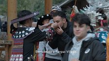 Los miao, uno de los grupos étnicos más grandes y antiguos de Europa, reciben a Luis Zahera, María Pérez y compañía con una fiesta por todo lo alto