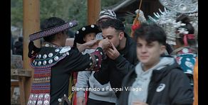 Los miao, uno de los grupos étnicos más grandes y antiguos de Europa, reciben a Luis Zahera, María Pérez y compañía con una fiesta por todo lo alto