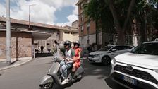 'Viajeros Cuatro' se sube en la vespa y recorre las "caóticas" calles de Roma