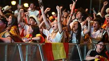 Los aficionados de la selección española, de la tensión a la euforia con el gol de Mikel Merino para pasar a cuartos del Mundial: “Hemos sufrido más de la cuenta”