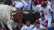 El primer encierro de San Fermín 2026, íntegro: los toros de Fuente Ymbro protagonizan una rápida y masificada carrera