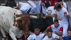 El primer encierro de San Fermín 2026, íntegro: los toros de Fuente Ymbro protagonizan una rápida y masificada carrera