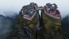 Una aventura épica: el ascenso vertical a los dos templos budistas del monte Fangjing de Jesús Calleja y sus invitados bajo la lluvia