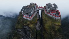 Una aventura épica: el ascenso vertical a los dos templos budistas del monte Fangjing de Jesús Calleja y sus invitados bajo la lluvia