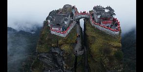 Una aventura épica: el ascenso vertical a los dos templos budistas del monte Fangjing de Jesús Calleja y sus invitados bajo la lluvia