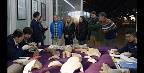 El exclusivo recorrido por el Museo del Ejército de Terracota de Jesús Calleja y sus invitados: así se restauran sus guerreros