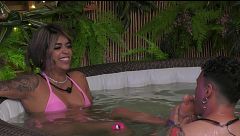 “¿Te puedo besar los pies?”: la sorprendente petición de un soltero de ‘First Dates’ a su cita en el jacuzzi