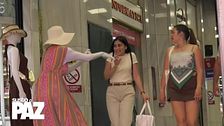 Paz Padilla se disfraza de maniquí y asusta en plena calle: "¡Cuidado, que tengo una edad!"