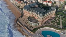 El lujoso hotel de Biarritz que ha albergado a famosos como Frank Sinatra o Nicole Kidman y que está en un edificio que Napoleón dedicó a su mujer