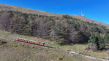 El increíble recorrido de los trenes de La Rhune, que sube a 905 metros de altura y funciona igual que hace 102 años