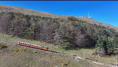 El increíble recorrido de los trenes de La Rhune, que sube a 905 metros de altura y funciona igual que hace 102 años