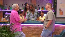La atropellada petición de Carlos Sobera a un soltero de ‘First Dates Summer’: “¿Te puedo pedir que me cantes algo de Whitney Houston?”