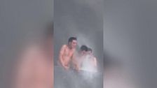 Las angustiosas imágenes de una azotea convertida en ratonera en el incendio de una fábrica de zapatos en China: 28 muertos