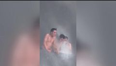 Las angustiosas imágenes de una azotea convertida en ratonera en el incendio de una fábrica de zapatos en China: 28 muertos