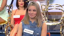Macarena se parte de risa con la frase de Lorenzo para que le conceda una cita