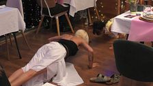 El reto de flexiones entre una soltera y una camarera de 'First Dates': “Está muy fuerte”