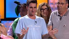 Uno de los concursantes se lanza a cantar una canción y pone al público en pie