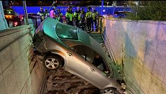 Aparatoso choque entre dos vehículos en Madrid: uno termina incrustado en una boca de metro del Paseo de la Castellana