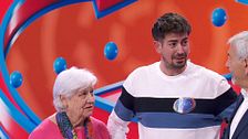Carlos Sobera, al concursante que reconoce estar enamorado de Tania Medina: "Concéntrate en el juego"