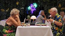 José Antonio conquista a Yolanda con un ramo de flores y un beso en el jacuzzi