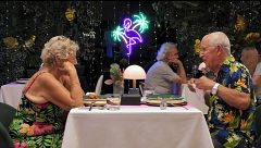 José Antonio conquista a Yolanda con un ramo de flores y un beso en el jacuzzi