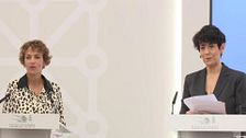 La ministra Saiz y María Chivite, de fiesta en San Fermín con pelucas y gorras