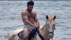 Miguel Ángel Silvestre sube la temperatura como nunca con su última publicación trotando a caballo y sin camiseta