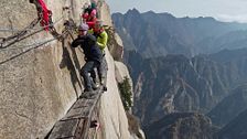 El sendero más peligroso del mundo pone a prueba a los invitados: del miedo a la euforia en un ascenso extremo