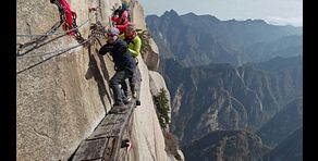 El sendero más peligroso del mundo pone a prueba a los invitados: del miedo a la euforia en un ascenso extremo